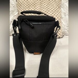 Lowepro Toploader Zoom 45 AW compact holster case (Black) w/rain shield